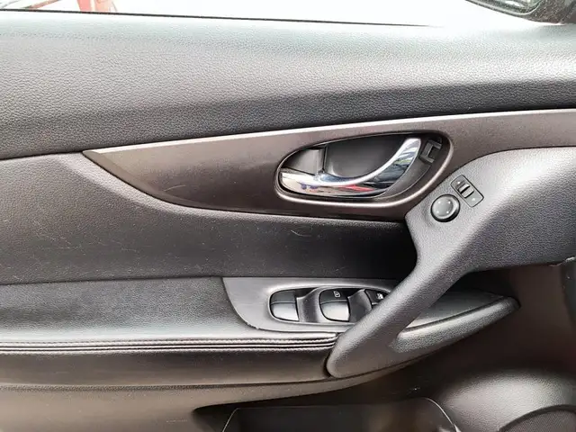 2014 NISSAN ROGUE SV AWD CVT in Cars & Trucks in Stratford - Image 12