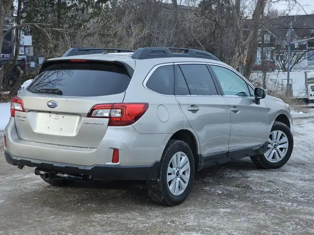 2015 Subaru Outback 2.5i Premium 4dr All-wheel Drive CVT in Cars & Trucks in City of Toronto - Image 6