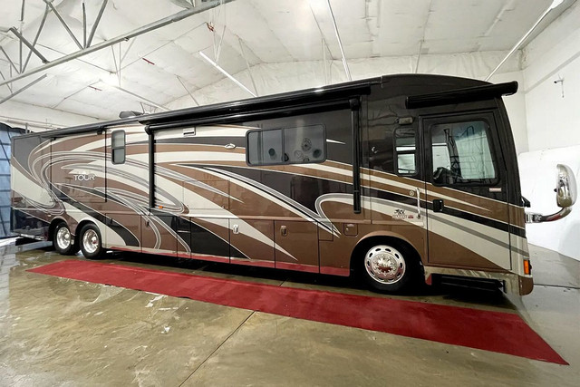 2011 Winnebago Tour 42QD – Class A Motorhome. Diesel Powered. in RVs & Motorhomes in Red Deer - Image 3