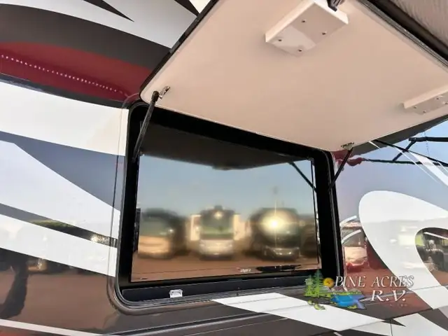 2020 Thor Motor Coach Challenger 37YT Washer & Dryer 12 k Miles in RVs & Motorhomes in Moncton - Image 6