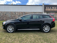 2017 VOLVO V60 T5 AWD CROSS COUNTRY. PREMIER PLUS EDITION. 2.0 L BLACK ON BLACK INTERIOR. NAVIGATION... (image 7)