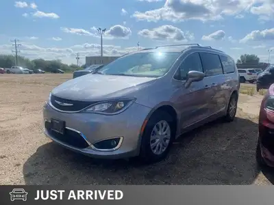 KBB.com Best Family Cars. This Chrysler Pacifica boasts a Regular Unleaded V-6 3.6 L/220 engine powe...