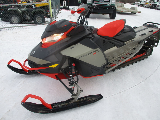 2022 Ski-Doo Backcountry X-RS® 154 850 E-TEC® - Titanium/Black in Snowmobiles in Saskatoon - Image 3