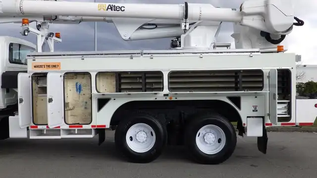 2008 international 7500 Tandem Bucket Truck Diesel Air Brakes in Heavy Trucks in Richmond - Image 15