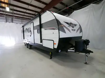 LIKE NEW !!! 2022 Forest River Shasta 25RB (local trade in) Visit us today at 33 Emes Road (Off McPh...