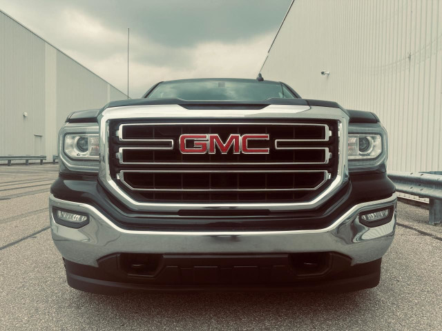 2017 GMC Sierra 1500 SLE Crew Cab 6.5 Ft In Triple Black - More  in Cars & Trucks in Mississauga / Peel Region - Image 3