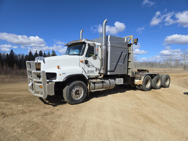 2006 International Tri-Drive Sleeper Truck Tractor 5600 in Heavy Trucks in Edmonton