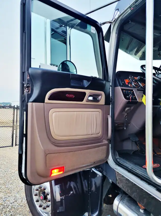 Peterbilt 389 Tandem Tractor Truck in Heavy Trucks in Red Deer - Image 7