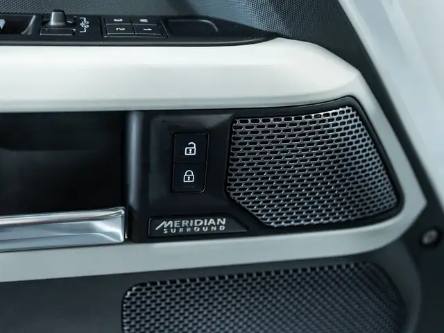 2023 Land Rover Defender 110 SE/PANO/360 CAM/MERIDIAN/CARPLAY/CL in Cars & Trucks in Mississauga / Peel Region - Image 12