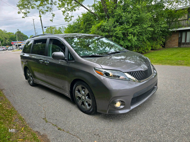 2015 TOYOTA SIENNA SE Leather Heated Seats, Reverse camera, P. s in Cars & Trucks in City of Toronto - Image 4