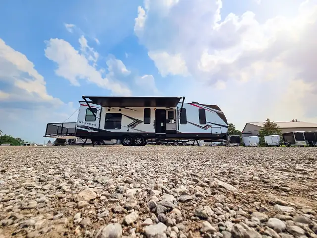 TOY HAULER CLEARANCE -STYKER 3414 W/REAR PATIO DECK UNDER COST in RVs & Motorhomes in London - Image 3