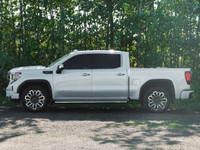 The *2023 GMC Sierra 1500 Denali Ultimate* is a pre-owned powerhouse that effortlessly blends bold d... (image 4)