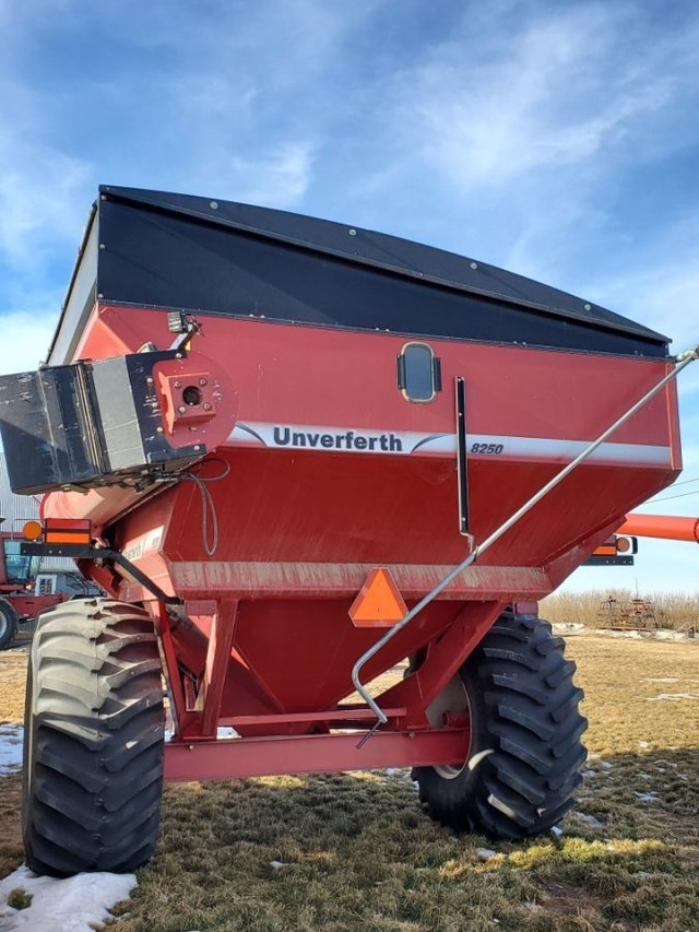2011 Unverferth 8250 Grain Cart in Farming Equipment in Regina - Image 3