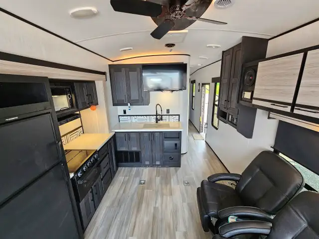 TOY HAULER CLEARANCE -STYKER 3414 W/REAR PATIO DECK UNDER COST in RVs & Motorhomes in London - Image 26