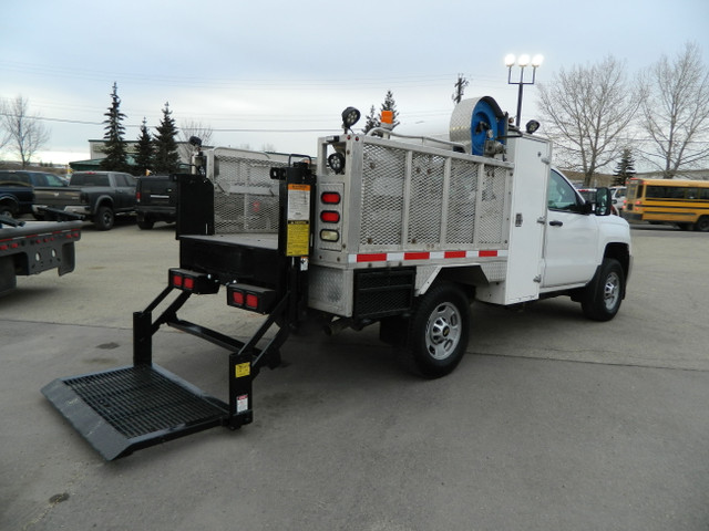 2015 CHEVY 2500 /SERVICE TRUCK /V-MAC  WITH POWER LIFT GATE in Cars & Trucks in Edmonton - Image 2