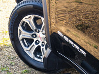 The 2024 GMC Sierra 1500 SLT blends bold design, refined luxury, and modern technology into a powerf... (image 8)