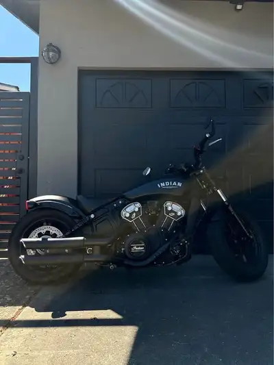 APPLY NOW: https://www.ridecollective.ca/get-pre-approved 2022 Indian Scout Bobber Black Smoke is a...