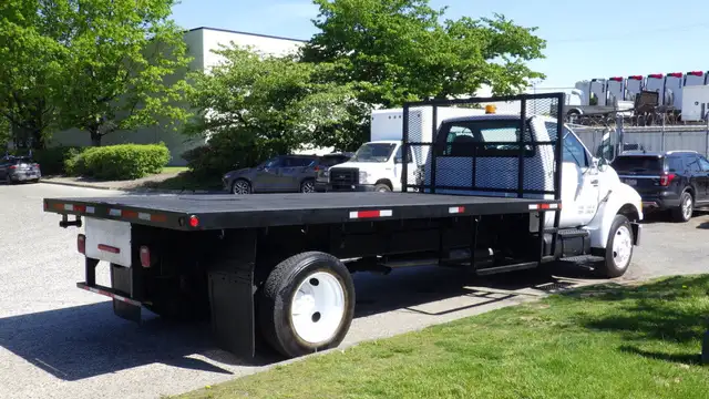 2006 Ford F650 16 Foot Flat Deck in Cars & Trucks in Delta/Surrey/Langley - Image 12