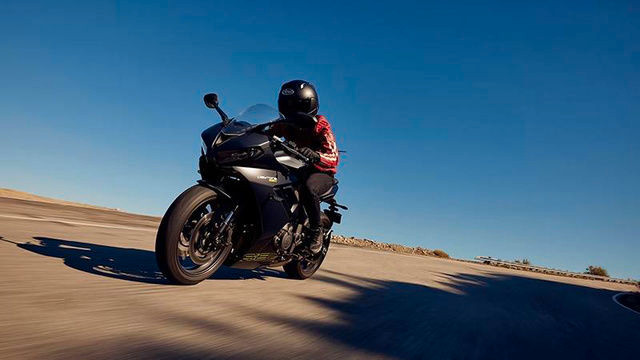 2025 Triumph DAYTONA 660 in Street, Cruisers & Choppers in Delta/Surrey/Langley - Image 2