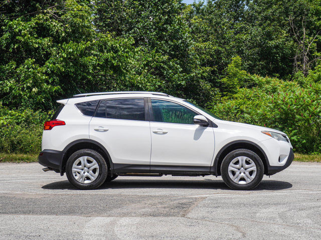 2015 Toyota RAV4 LE- Heated Seats - Rear Camera in Cars & Trucks in Barrie - Image 2