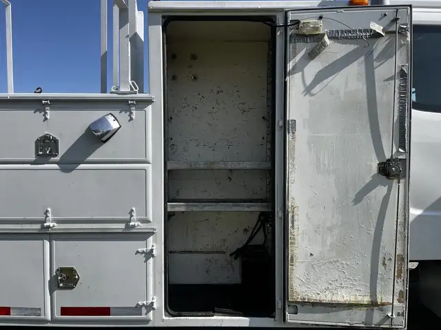 2004 Freightliner M2 106 CAT C7 Service Truck with Pumps in Heavy Trucks in Delta/Surrey/Langley - Image 18