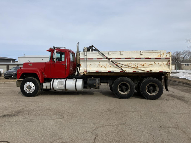 1989 Mack Econodyne T/A Day Cab Dump Truck R688ST in Heavy Trucks in Calgary - Image 4