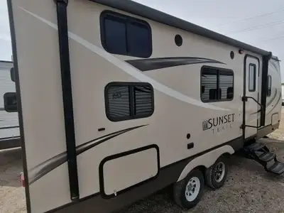 See Dealer Website for Details. 2016 CROSSROADS SUNSET ULTRA-LITE 221BH