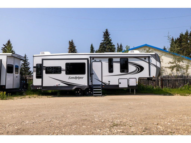  2023 Forest River Sandpiper 3370RLS in Travel Trailers & Campers in St. Albert - Image 3