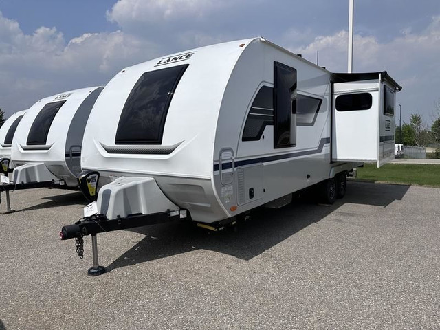 2023 Lance 7000 Pounds Tow Rating 2285 Rear Kitchen Sleeps 4-6 in Travel Trailers & Campers in Red Deer - Image 4