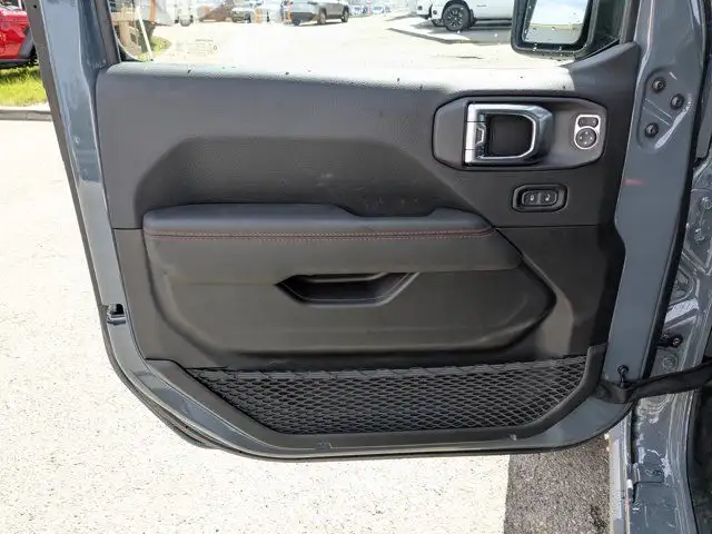 2025 Jeep Wrangler Rubicon X - 35 A/T TIRES - BEADLOCK RIMS dans Autos et camions dans Calgary - Image 12