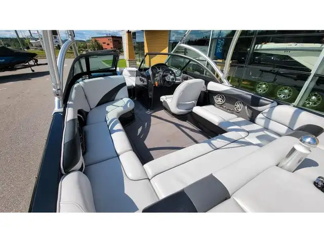 2010 Moomba LSV in Powerboats & Motorboats in Granby - Image 9