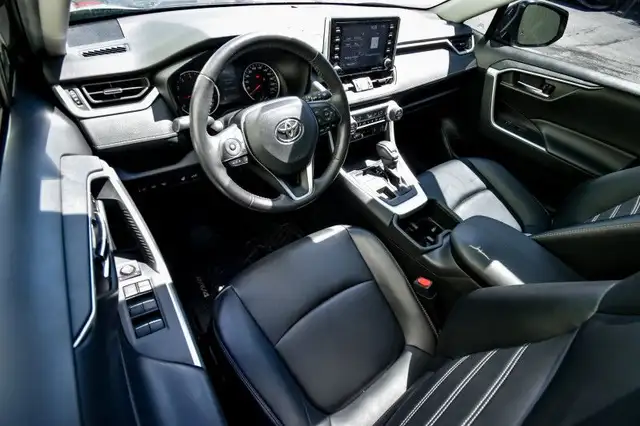 2022 Toyota RAV4 XLE • SUNROOF • HEATED SEATS • POWER LIFTGATE dans Autos et camions dans Cornwall - Image 14