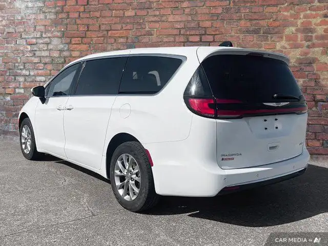 2023 Chrysler Pacifica Touring L in Cars & Trucks in Dartmouth - Image 4