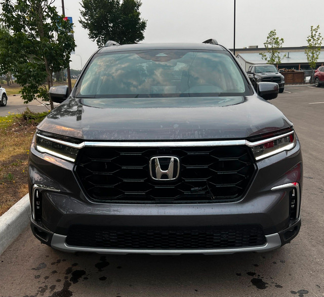 2025 Honda Pilot Touring **POWER HANDS-FREE LIFTGATE**MEMORY... in Cars & Trucks in Grande Prairie - Image 2