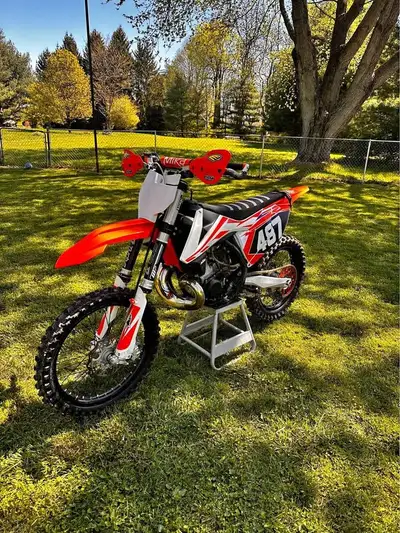 APPLY NOW: https://www.ridecollective.ca/get-pre-approved The 2017 KTM 300 XC is a high-performance...