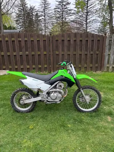 APPLY NOW: https://www.ridecollective.ca/get-pre-approved The 2011 KAWASAKI KLX110 is a versatile of...