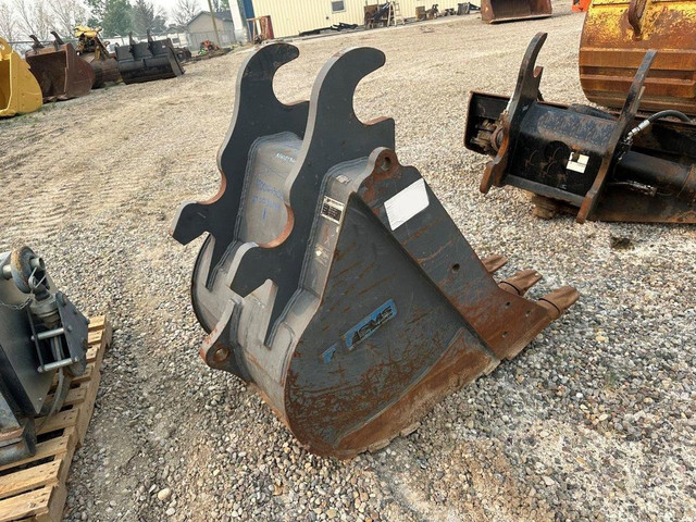 WBM 200 SERIES EXCAVATOR DIG BUCKET N/A in Heavy Equipment in Regina - Image 4