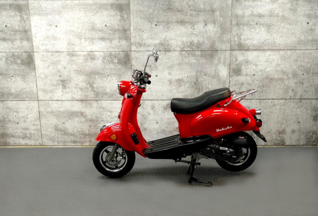 2023 SCOOTTERRE SOLISTA 50 Blue, Red in Scooters & Pocket Bikes in Edmundston - Image 2