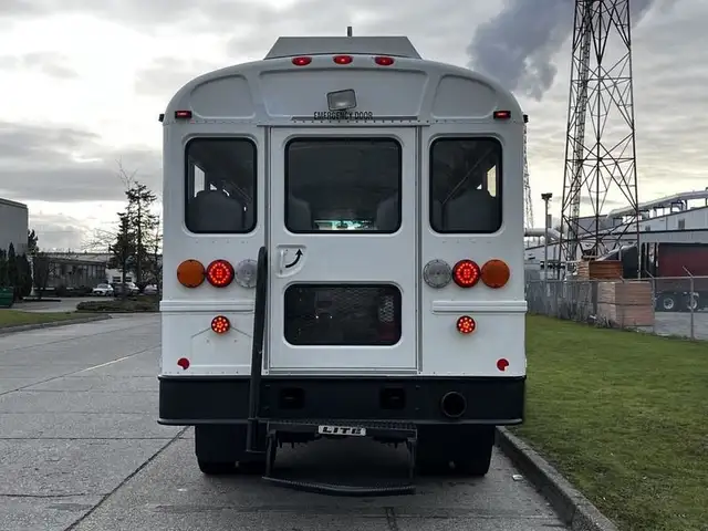 2013 international 4200 21 Passenger Bus Diesel Hydraulic Brakes in Heavy Trucks in Richmond - Image 9