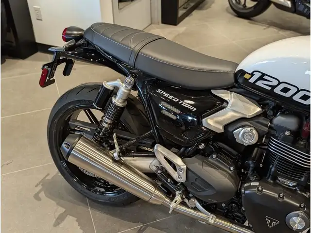 2025 Triumph Speed Twin 1200 // Crystal White/Sapphire Black in Dirt Bikes & Motocross in Winnipeg - Image 11