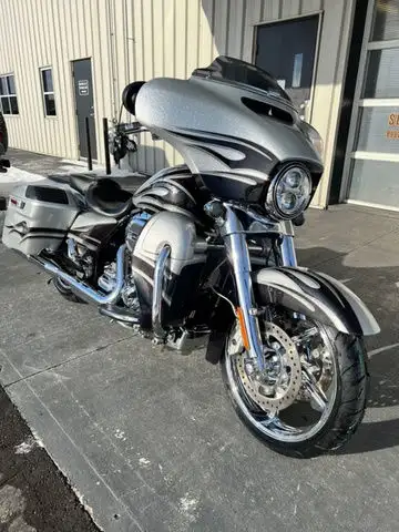 2015 Harley-Davidson FLHXSE - CVO Street Glide in Sport Touring in Winnipeg - Image 4