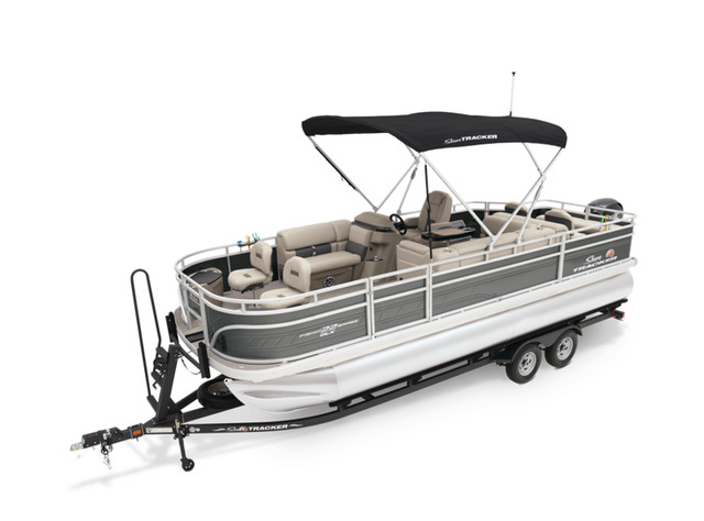 2025 Sun Tracker FISHIN' BARGE 22 DLX, pontoon boat in Powerboats & Motorboats in Vernon