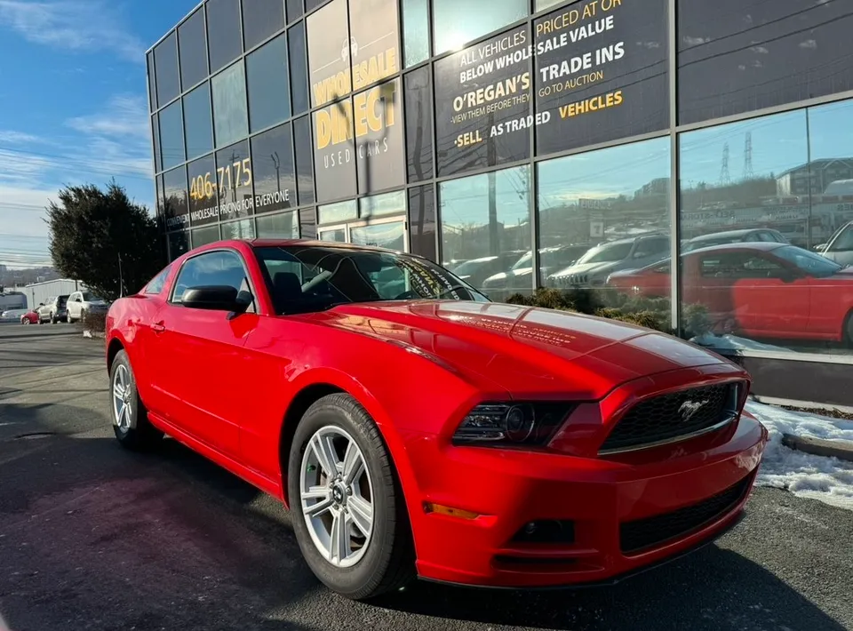 2014 Ford Mustang V6 LOW KM AND CLEAN CARFAX!!
