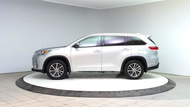 2018 Toyota Highlander XLE 8 Seats! Blind Spot Monitoring! in Cars & Trucks in Lethbridge - Image 2