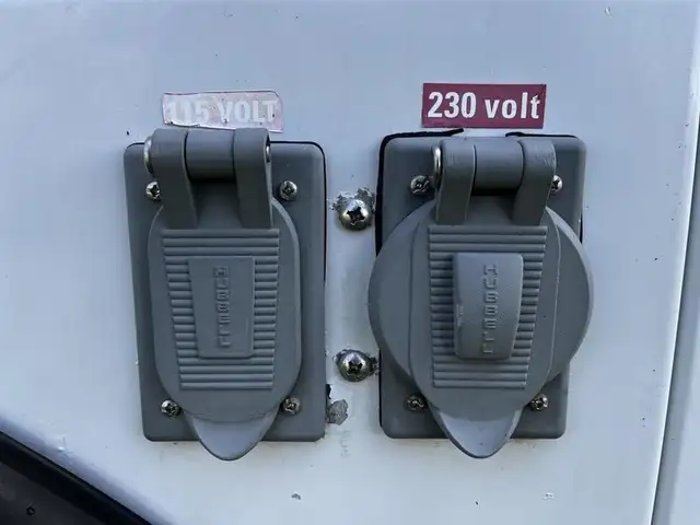 2008 ford F-550 Service Truck With Bucket 2WD Diesel in Heavy Trucks in Richmond - Image 14