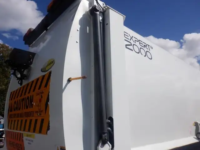 2008 international 7400 Garbage Truck Air Brakes Diesel in Heavy Trucks in Richmond - Image 23