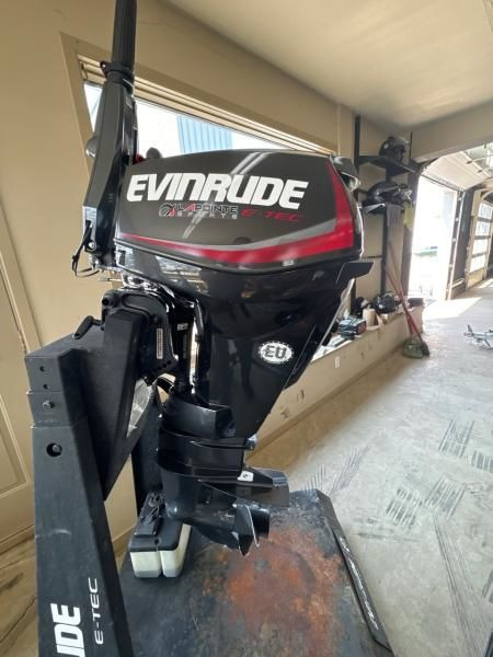 2017 EVINRUDE 25HP A BARRE/CORDE/MANUEL 20PO in Powerboats & Motorboats in Lanaudière - Image 4