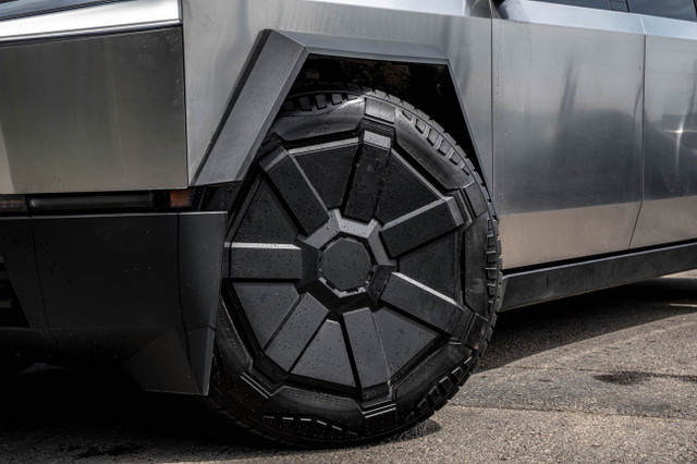 2024 Tesla Cybertruck AWD |NO ACCIDENT | SELF DRIVING PKG | GLAS in Cars & Trucks in City of Toronto - Image 3