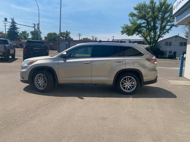 2016 Toyota Highlander in Cars & Trucks in Medicine Hat - Image 2
