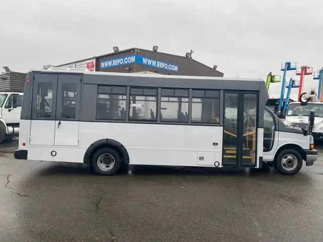 2018 chevrolet Express G4500 21 Passenger Bus With Wheelchair Ac in Heavy Trucks in Richmond - Image 5
